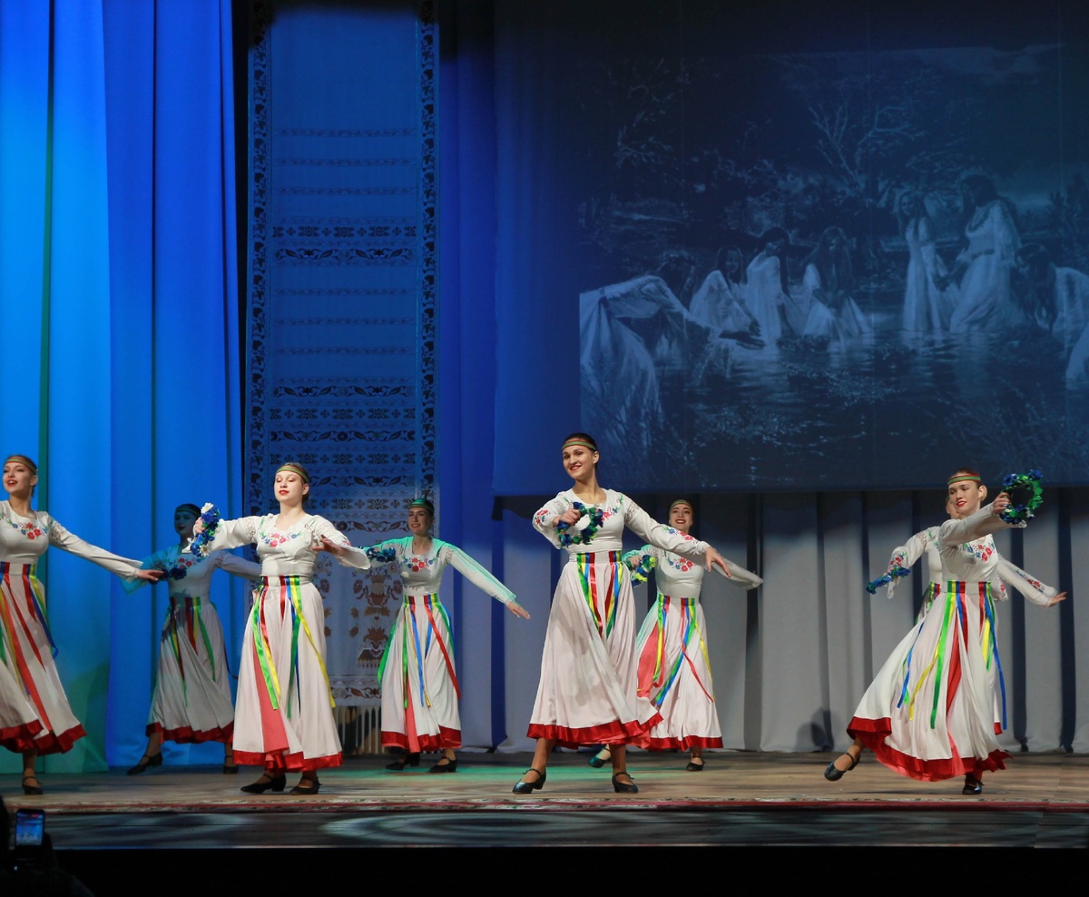 Танец "Купалье". В ночь с 6 на 7 июля празднуем мы Ивана Купалу.  Шукаем  папараць-кветку у лясах i  гукаем каханне