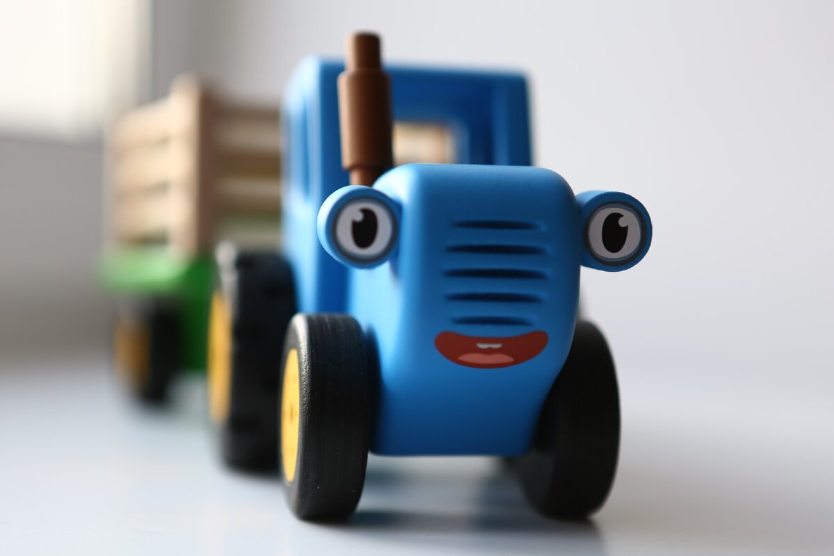 С детства мои дети очень любят Синий трактор из всем известного мультика "Едет трактор".