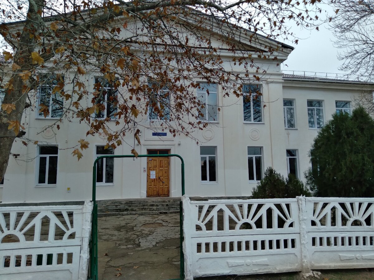 Центральный вход в школу.