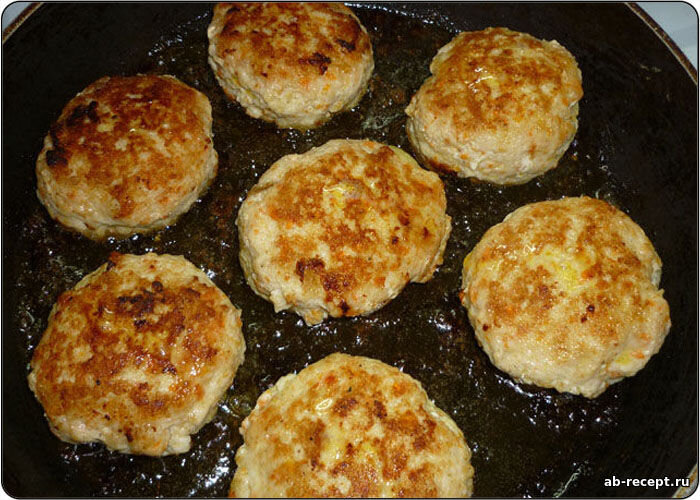 Курино морковные котлеты. Куриные котлеты с морковью и луком. Куриные котлеты с морковью и луком. Куриные котлеты с морковью. Котлеты куриный с луком и морковью.