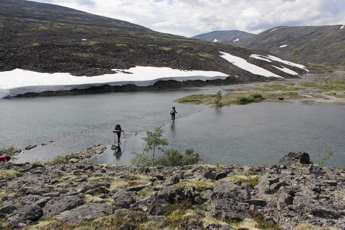 Дорога снова спускалась вниз, и терялась в рукавах потока. Не считаясь ни с чем, уходила под воду, чтобы через несколько десятков метров вновь подняться на склон.