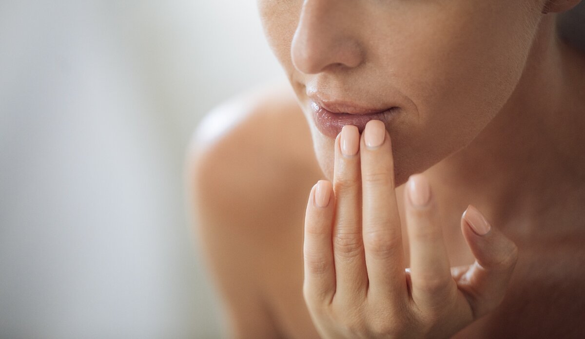 Ответили по науке Заеды, или угловой хейлит, — это воспаление, в результате которого в уголках рта образуются корки и болезненные трещины. Чаще эту проблему вызывает целый комплекс факторов.