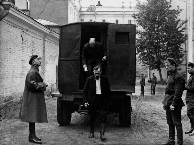 Процесс по делу группы руководителей и специалистов угольной промышленности, так называемое «шахтинское дело». Заключенные выходят из спецавтомобиля у зала суда
Неизвестный автор, 1928 год, г. Москва, Государственный архив Российской Федерации.