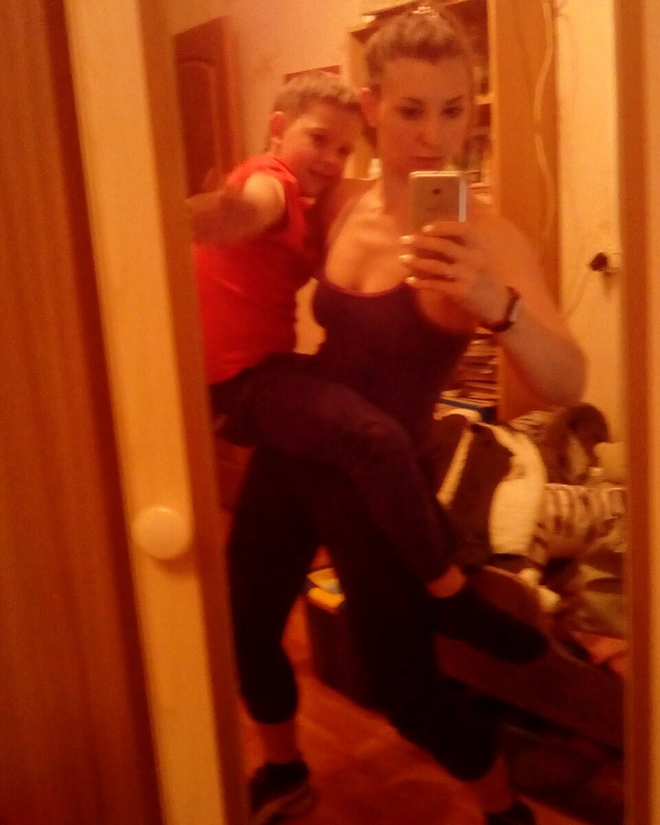 Сейчас уже физически могу сделать 3 подхода по одному повторению с ним. А раньше и приседала, и отжималась с ним на спине.) Просто дико тяжелый стал, почти меня догнал.