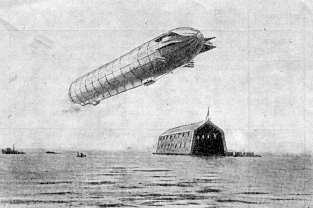 В 1880 году предприниматель Готлиб Даймлер украсил стену собственного дома трехлучевой звездой, используя ее в качестве оберега. В 1900-м году состоялся первый полет дирижабля конструкции графа Фердинанда фон Цеппелина. Дирижабль назывался LZ-1, им управлял сам граф. Объем газа в аппарате составлял 11 300 м³. Он оказался медленным и неуклюжим. В движение его приводили два слабых двигателя «Даймлер» по 15 л. с. После 20 минут полета LZ-1 пришлось посадить на воду Боденского озера. 
