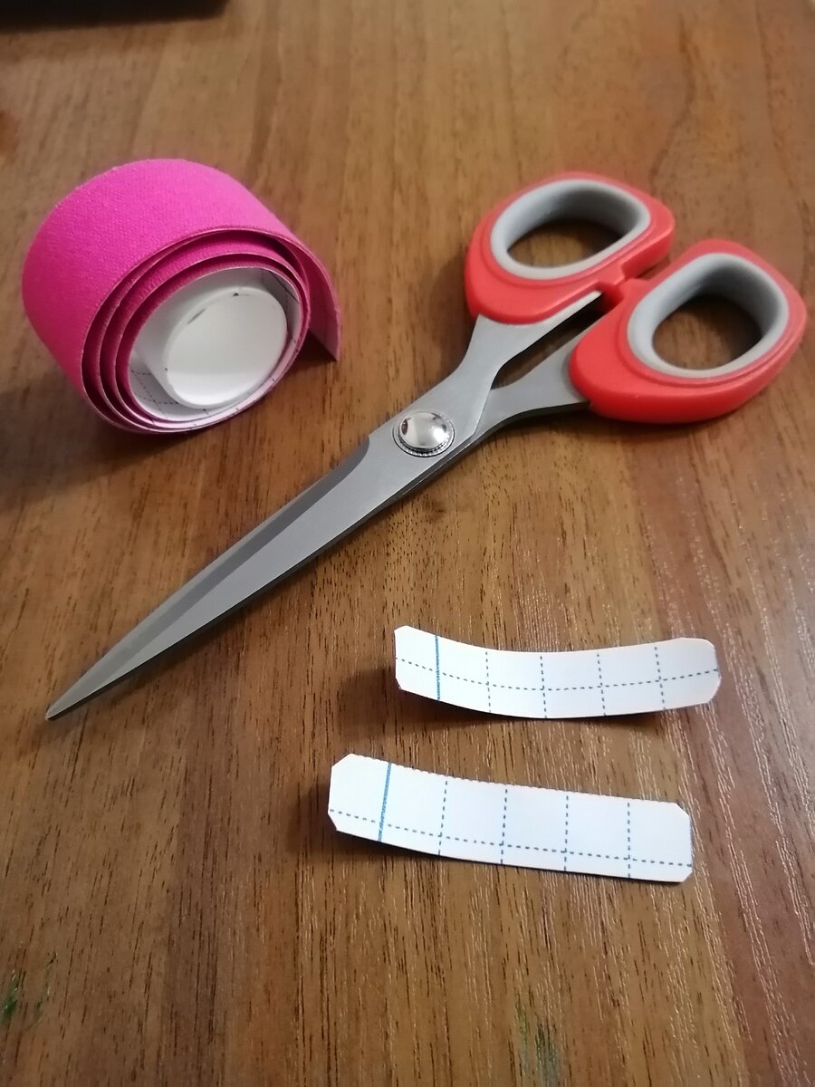 Разрезала ленту напополам,получила полоски по 1,25 мм в ширину и 6 см в длину. 