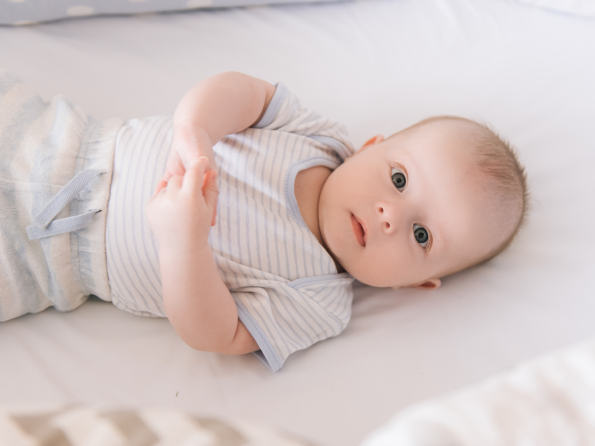 Новорожденный не хочет спать в кроватке - как ему помочь?