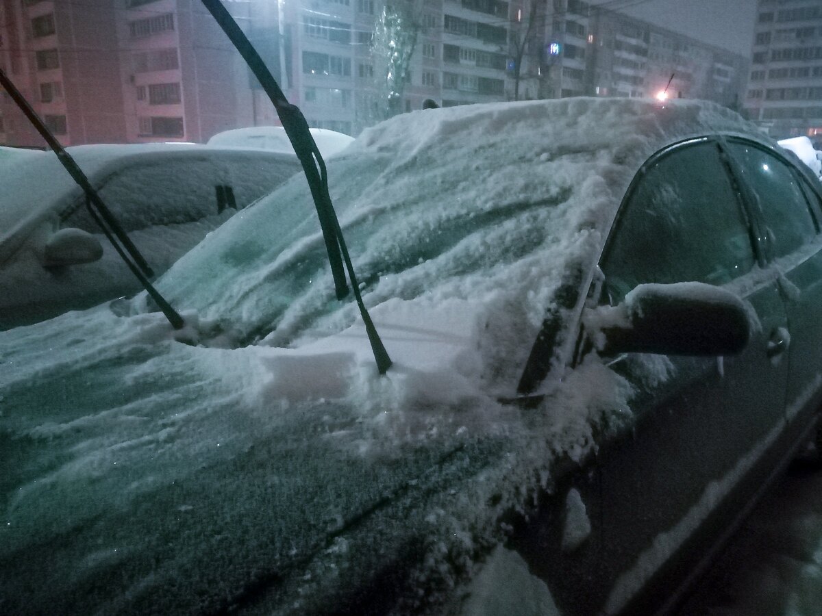 За ночь машину изрядно подзавалило, ранним утром наблюдал примерно такую картину