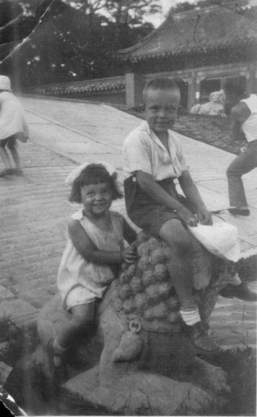 С братом Борисом в парке Бэйлин города Мукдена