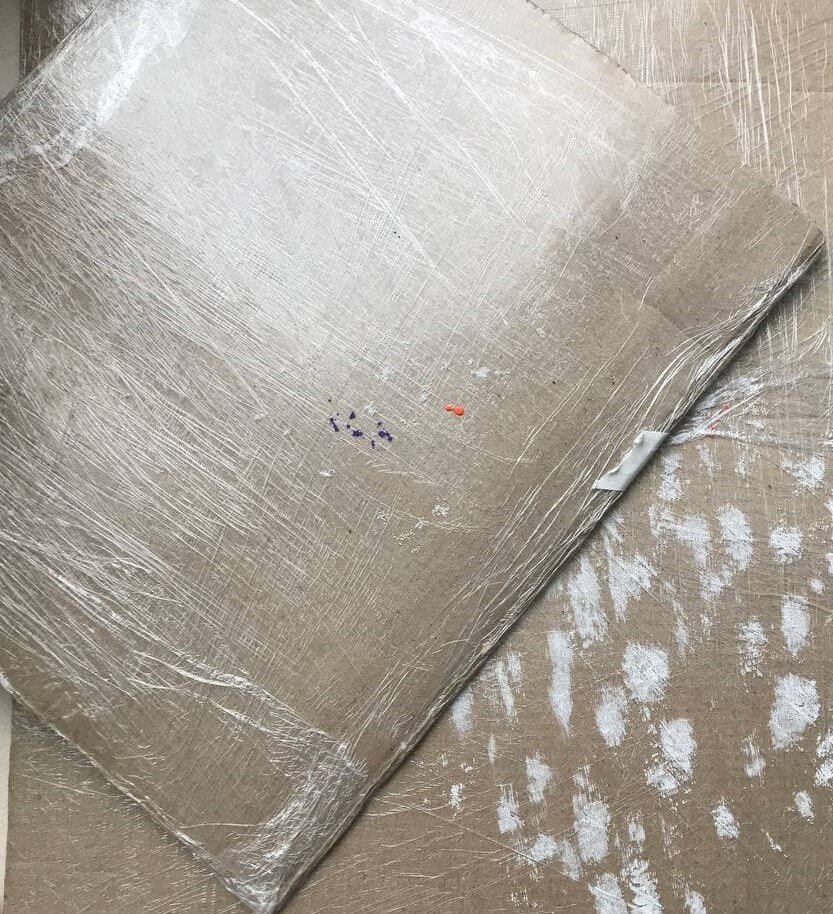 Картон, обмотанный пищевой пленкой