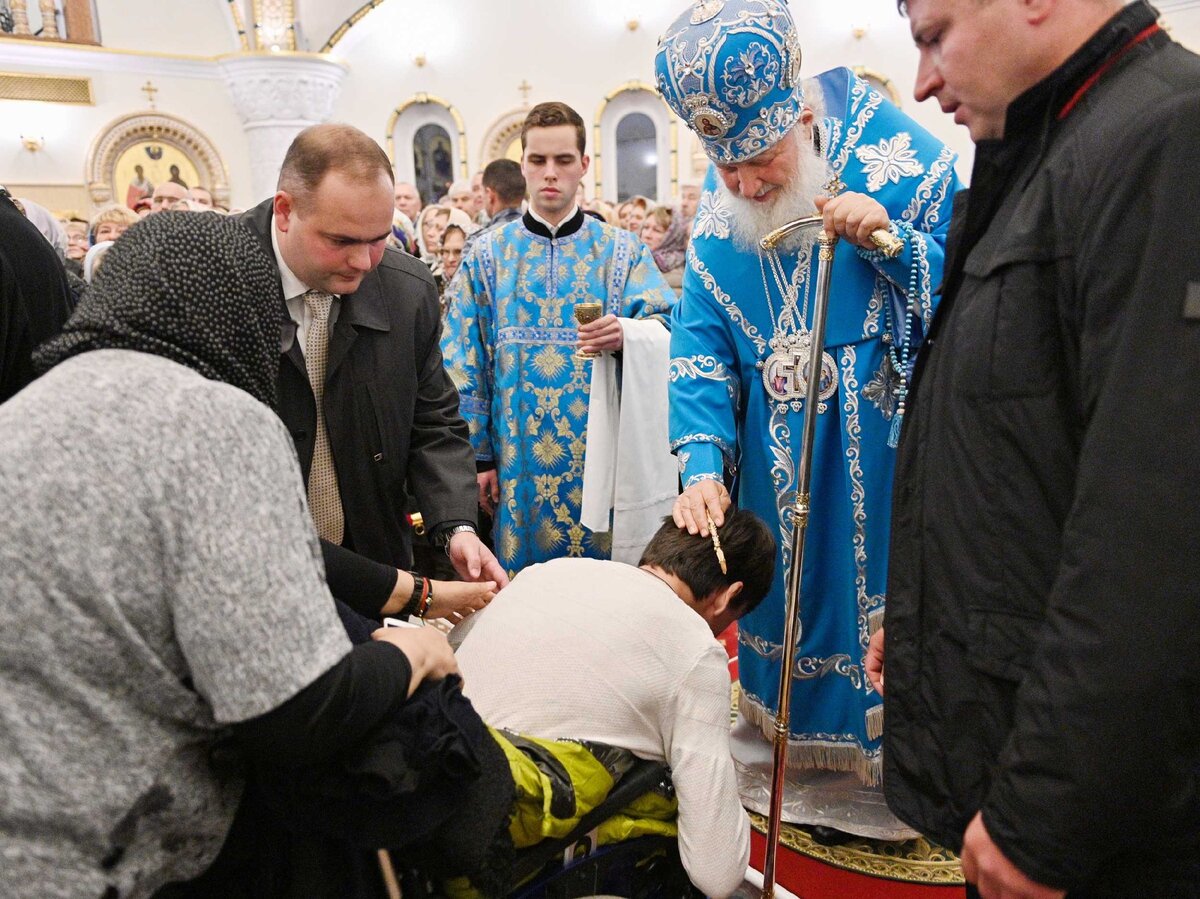 Просто надо полностью довериться Нашему Господу. Источник: https://foto.patriarchia.ru/news/patriarshee-sluzhenie-v-kanun-prazdnika-pokrova-presvyatoy-bogoroditsy-v-khrame-blagovernogo-knyazya-igorya-chernigovskogo-v-peredelkine-2019-10-13/