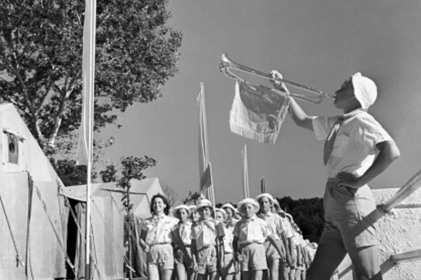 Сегодня многие дети едут на каникулах в летние лагеря. После чего пишут в мессенджерах своим родителям, что там плохие условия и требуют забрать их обратно в город. И в этом они далеко не оригинальны.-7