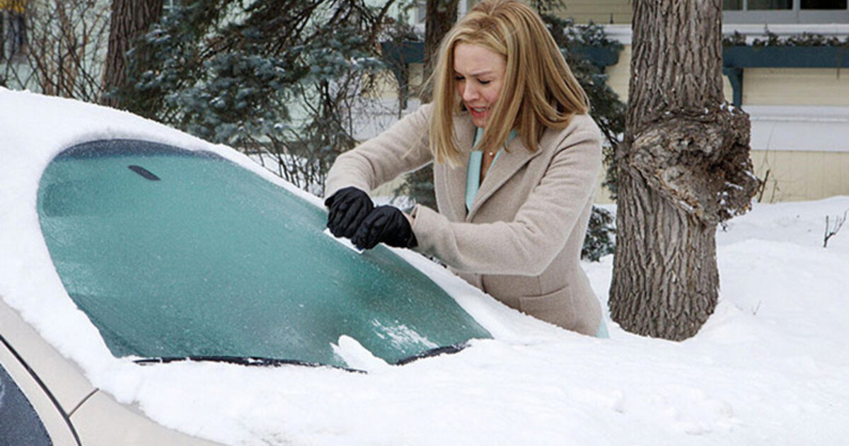 Разморозить стекло автомобиля зимой