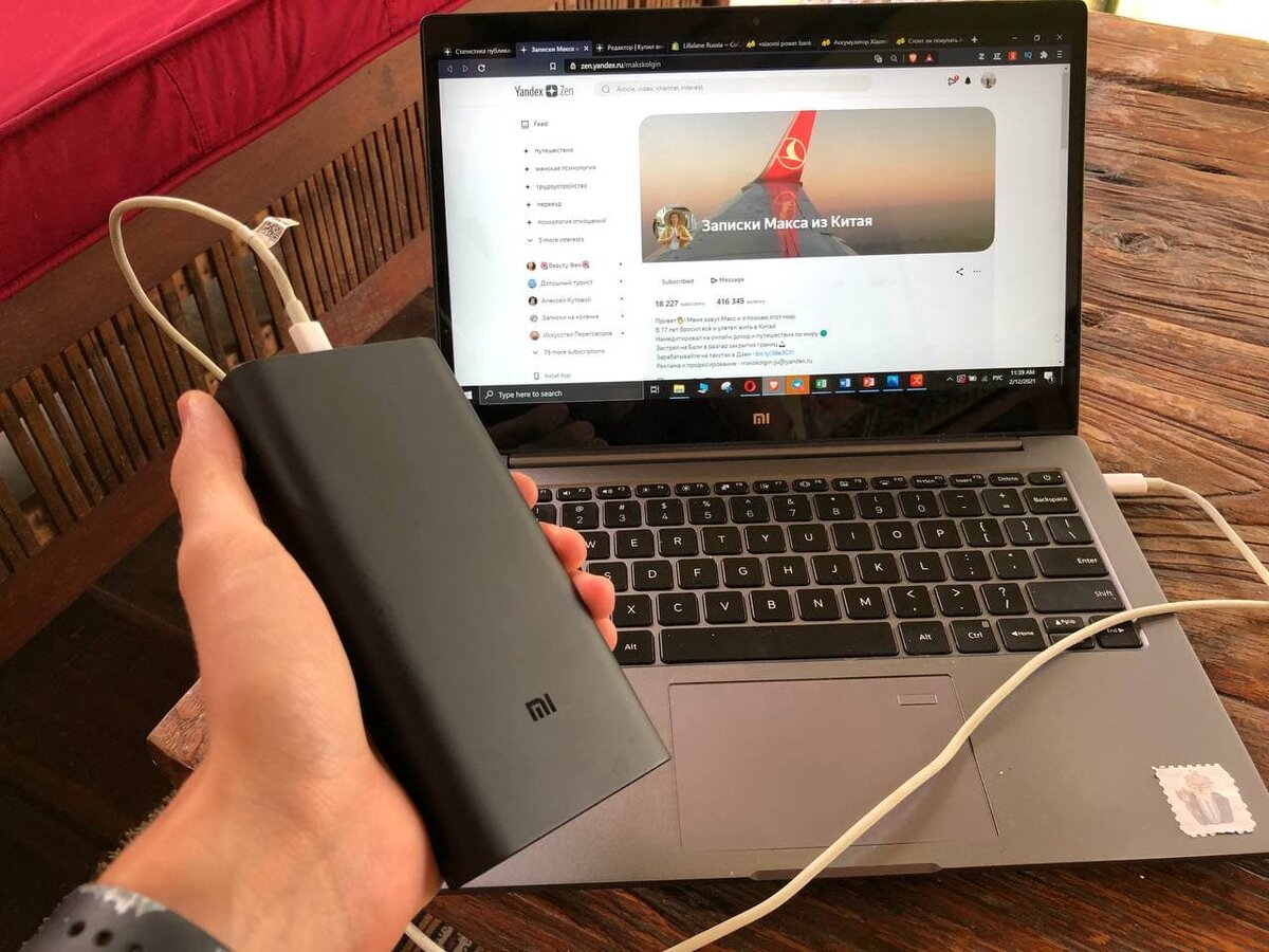 Теперь я могу зарядить свой телефон, ноутбук и планшет в любом месте