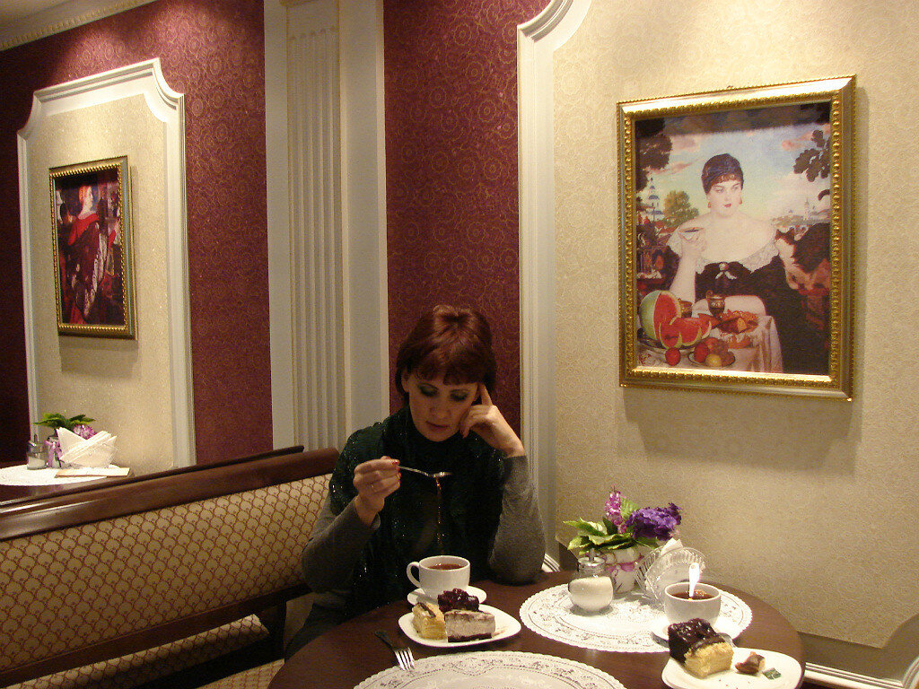 На фото автор. И две тарелочки с пирожными.