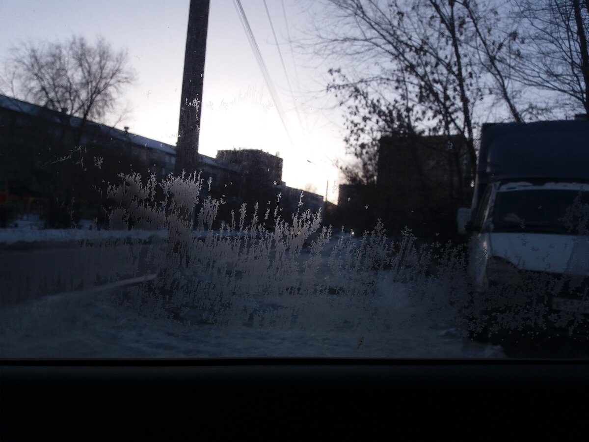 Замерзание влаги на окнах.
