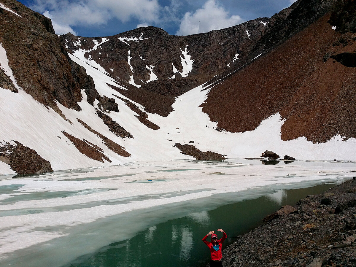 На склоне - группа, ушедшая раньше нас.