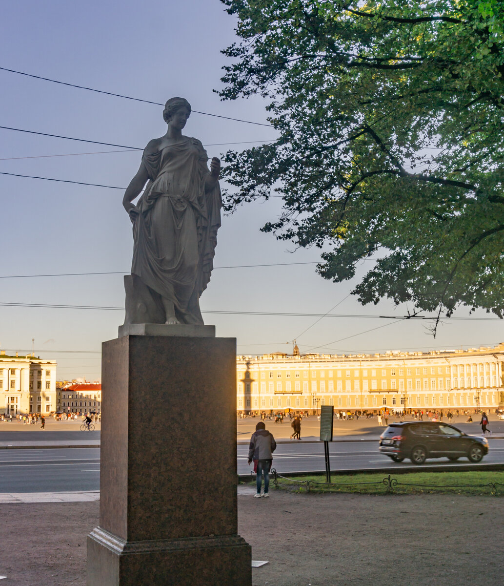 архитектор Л. И. Шарлемань (копия со скульптуры итальянского скульптора П. Трискорни, который тоже сделал копию с античной статуи)