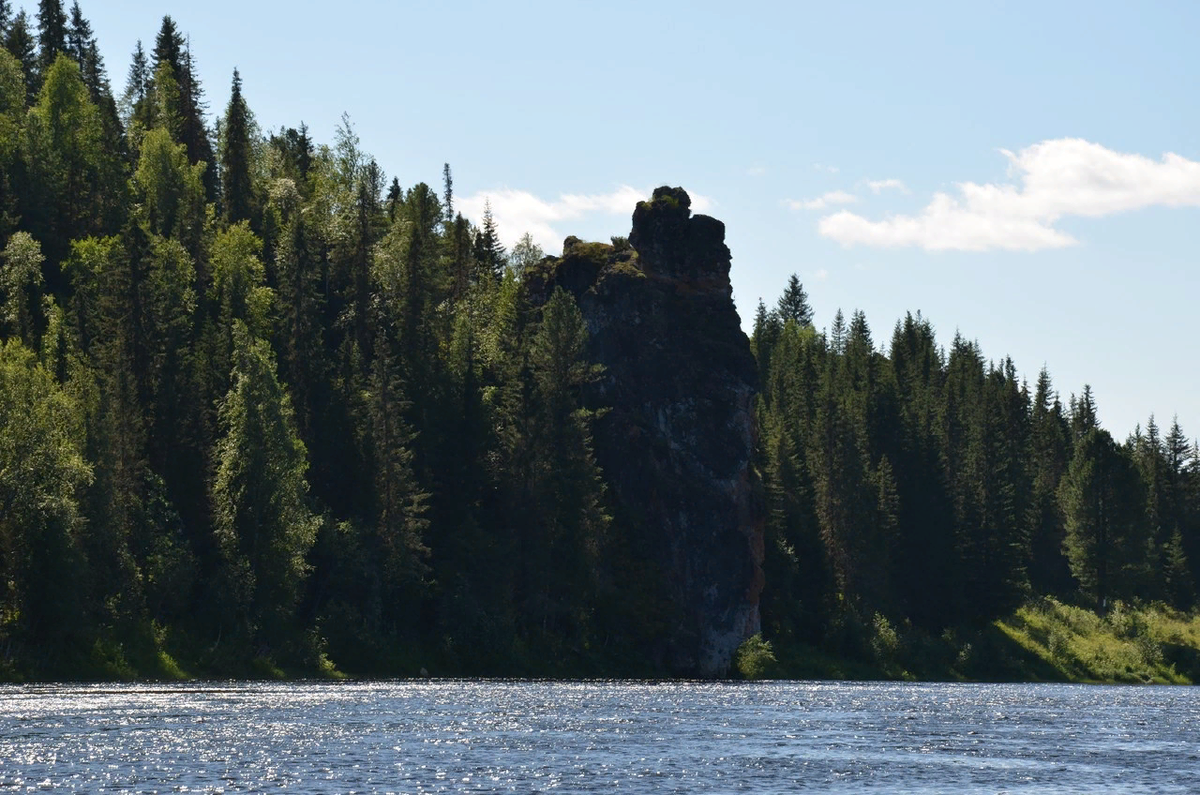 Скальные останцы тянутся по берегу реки до города Красновишерск.