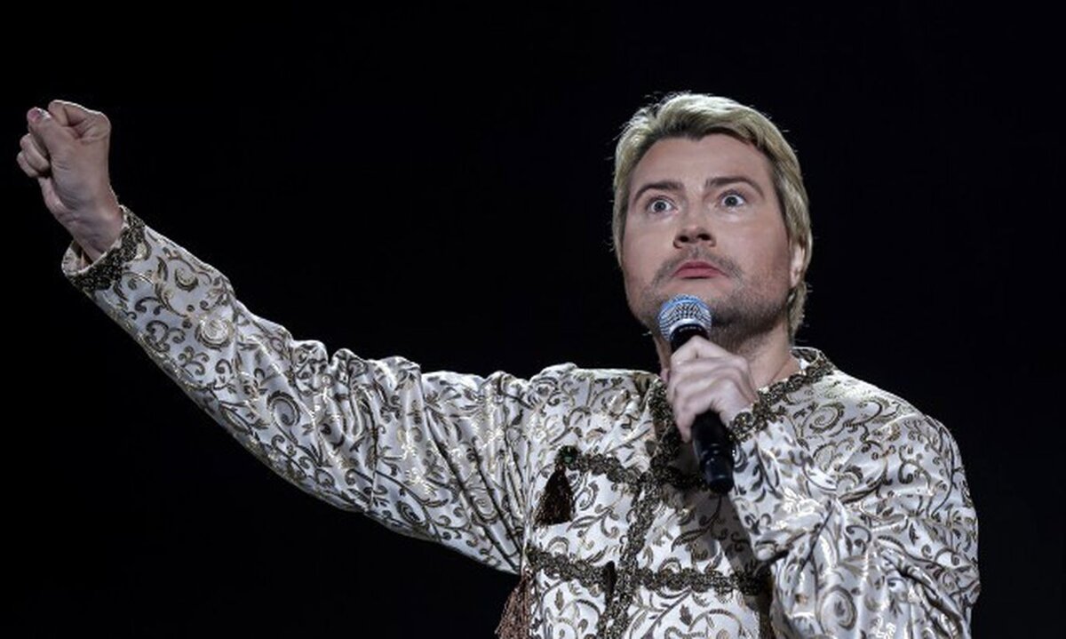 басков падает со стула