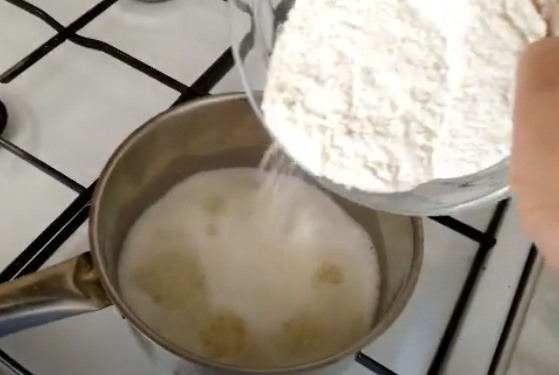 Высыпаем муку