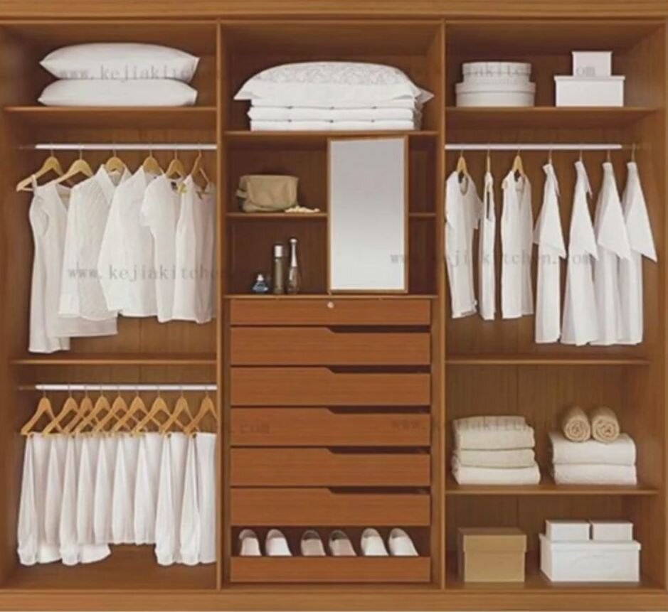 Шкаф-купе в спальню. Обзор внутреннего наполнения. Фото 1.