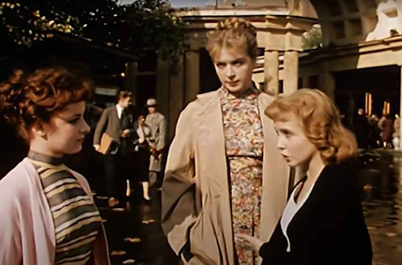 Кадр из фильма "Сверстницы". Маргарита Кошелева в роли Киры, Лидия Федосеева в роли Тани и Людмила Крылова в роли Светы