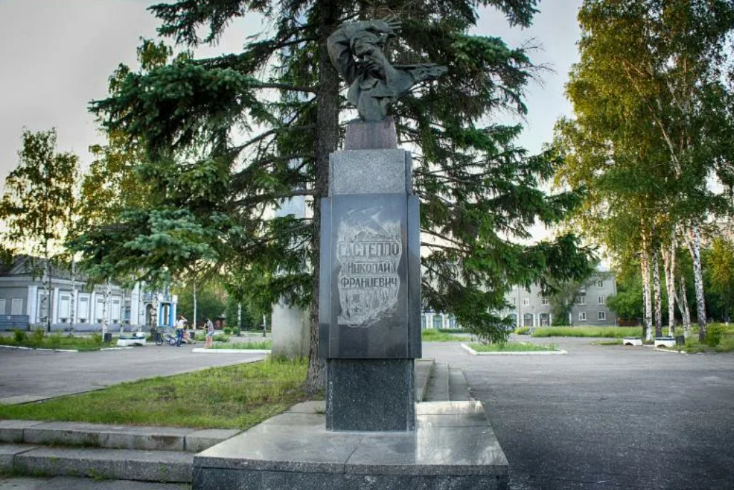 Муромский герой. Муром памятник Гастелло.