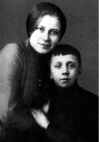 Анна Изряднова с сыном Юрой