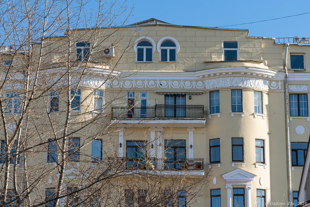 8-ми этажный дом в стиле классицизма был создан Эрнстом Нирнзее в 1912 году и в течение 20 лет оставался самым высоким зданием Замоскворечья