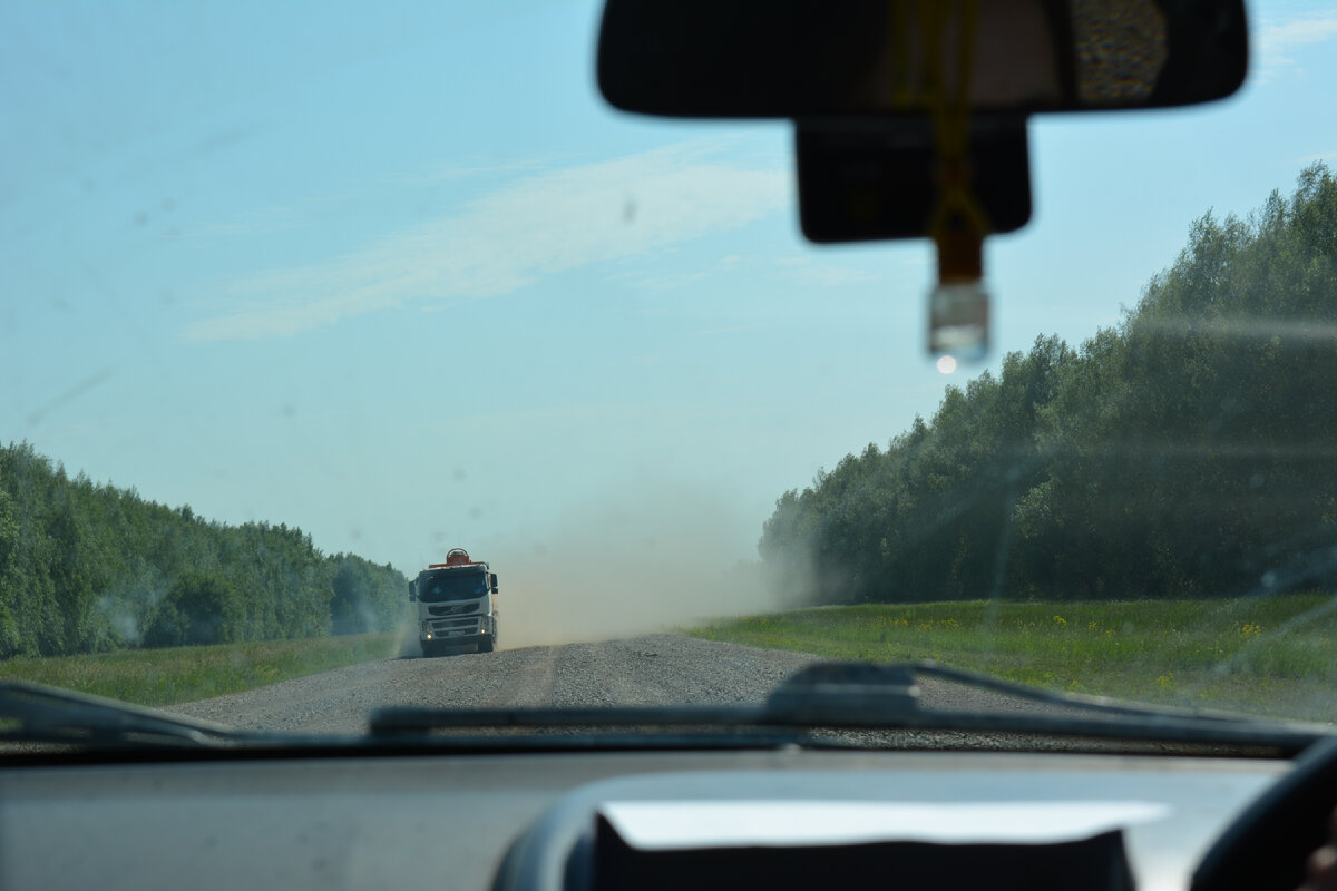 Вот какое облачко пыли тащит фура :-)