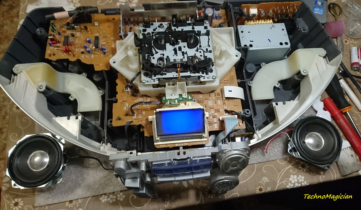 Магнитола со снятой верхней крышкой.