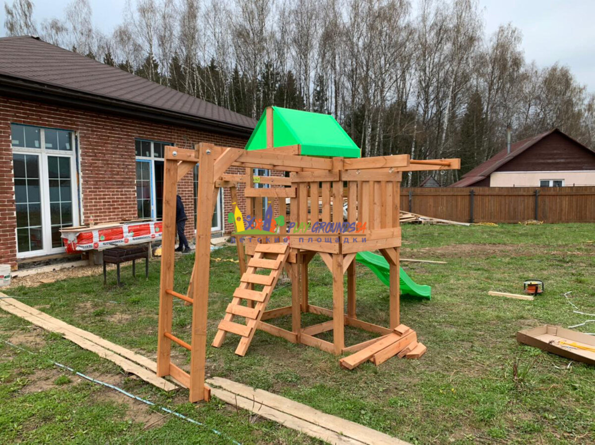 Недорогой вариант с рукоходом и даже балкончиком