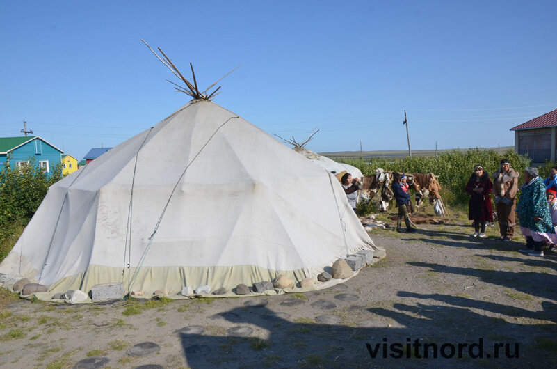 Традиционное жилище, понятно что так живут сейчас только оленеводы, которые следуют за стадами оленей