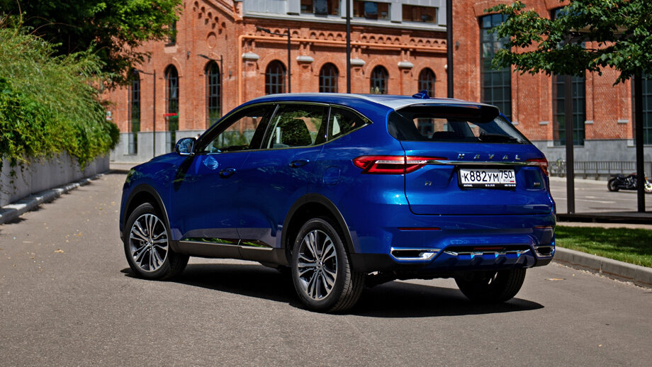 Haval крупнее таких машин, как Sportage и RAV4. Заявленный клиренс в 19 см правдив. Цветов всего четыре: синий, чёрный, белый да серый. Зато все бесплатны.