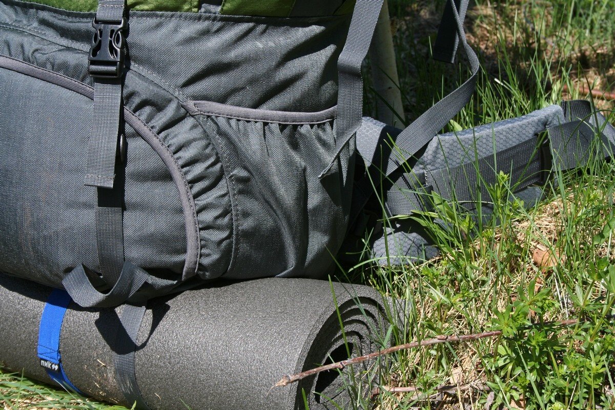 Боковые карманы-упоры. Коврик под дном