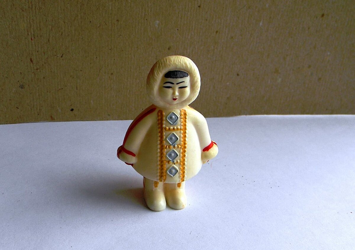 Миниатюрная  фигурка «Чукча», серия «Дети в национальных костюмах», колкий пластик, СССР. Фото: meshok.net