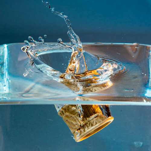 Для теста на степень повреждения волоса нужен всего лишь стакан воды