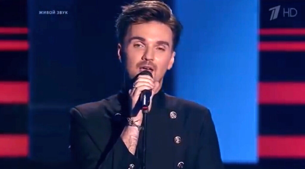 Скрин сделан автором из ролика шоу Голос. Выступление Александра Панайотова