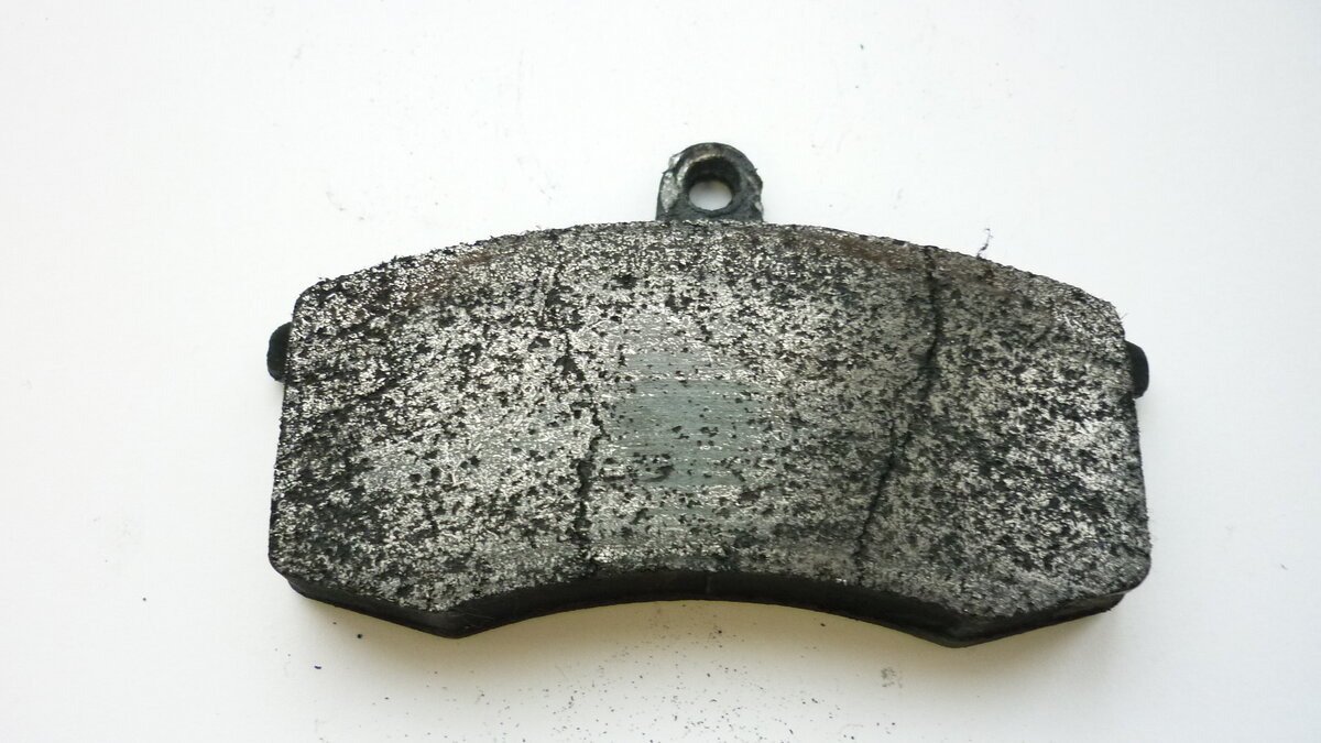 Подпись: Фирма-однодневка выпустила партию некачественных колодок под чужим товарным знаком. При эксплуатации произошло локальное разрушение фрикционной накладки. Таким образом это и контрафакт, и подделка (фальсификаця)