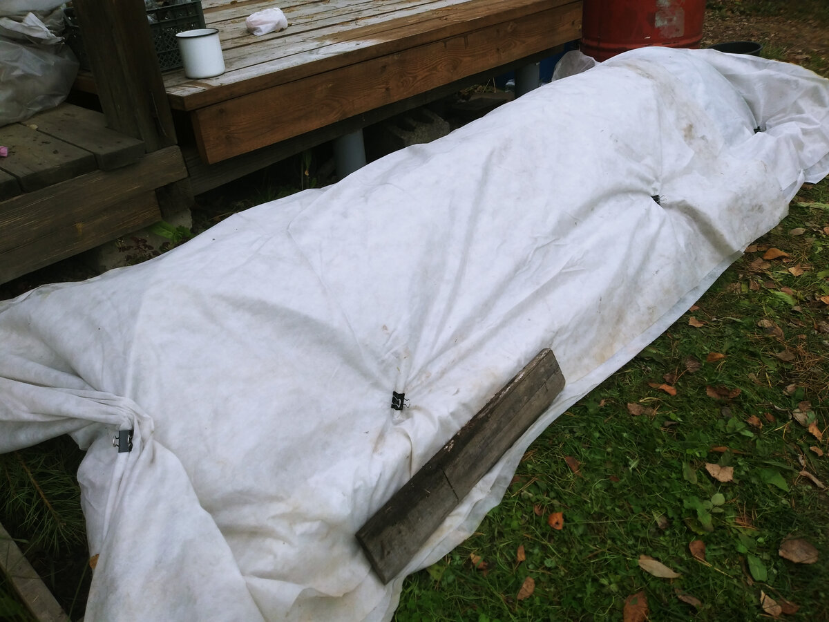 Прижимаем досками, камнями по бокам, торцы - открыты!