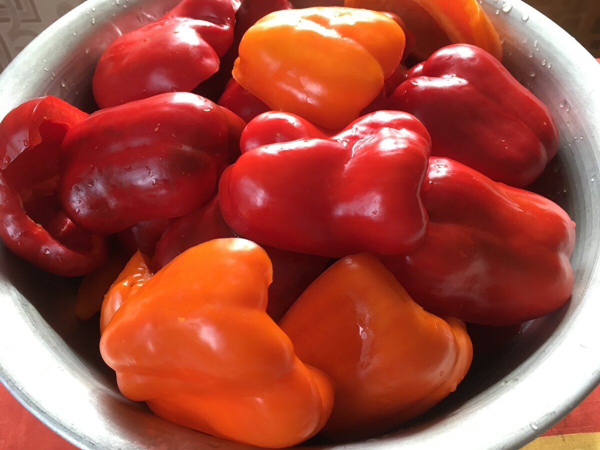 У меня есть современная сушилка. Помытый и порезанный на половинки перец.