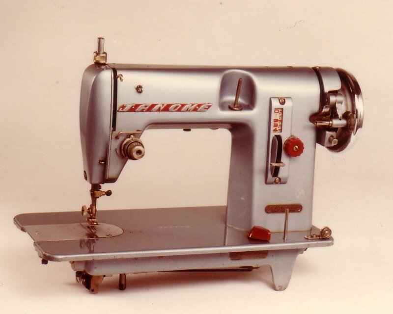 Швейная машина Дженом s 54. Эволюция швейных машин Janome. Швейная машинка историческая. Эволюция швейной машинки. Объявления швейная машинка