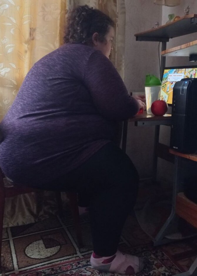 За компом. Перекус: яблоко. И вода конечно же. 