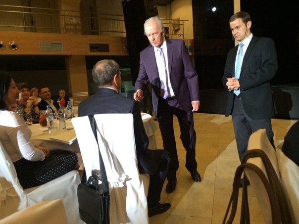 Джон Кехо и вип-участник семинара