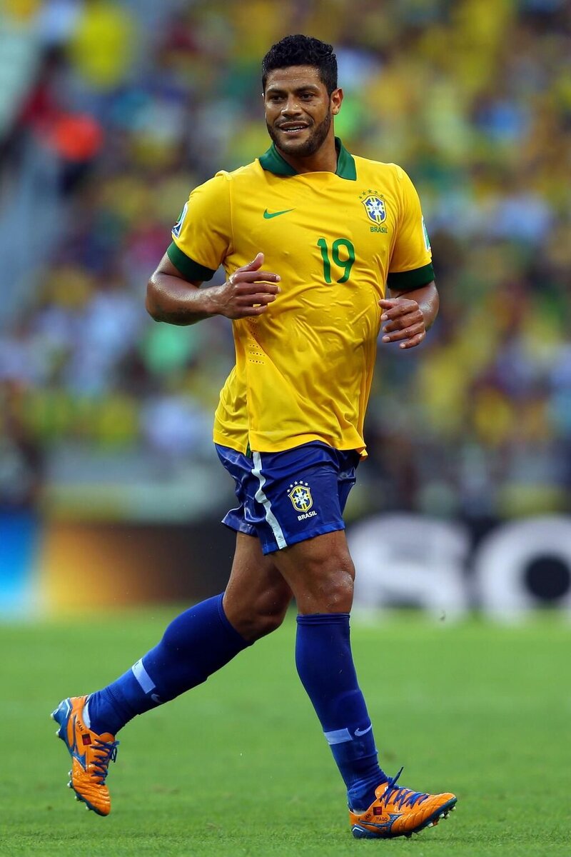 1 Халк – 214 км/ч. На данный момент у бразильца Халка самый сильный удар в футболе. Свой мощнейший выстрел нападающий совершил в матче Лиги Чемпионов УЕФА, выступая за португальский «Порту». Он поразил ворота голкипера украинского «Шахтера» Андрея Пятова, отправив в его ворота мяч, летящий со скоростью 214 километров в час. Это абсолютный рекорд, который, возможно, продержится не один десяток лет