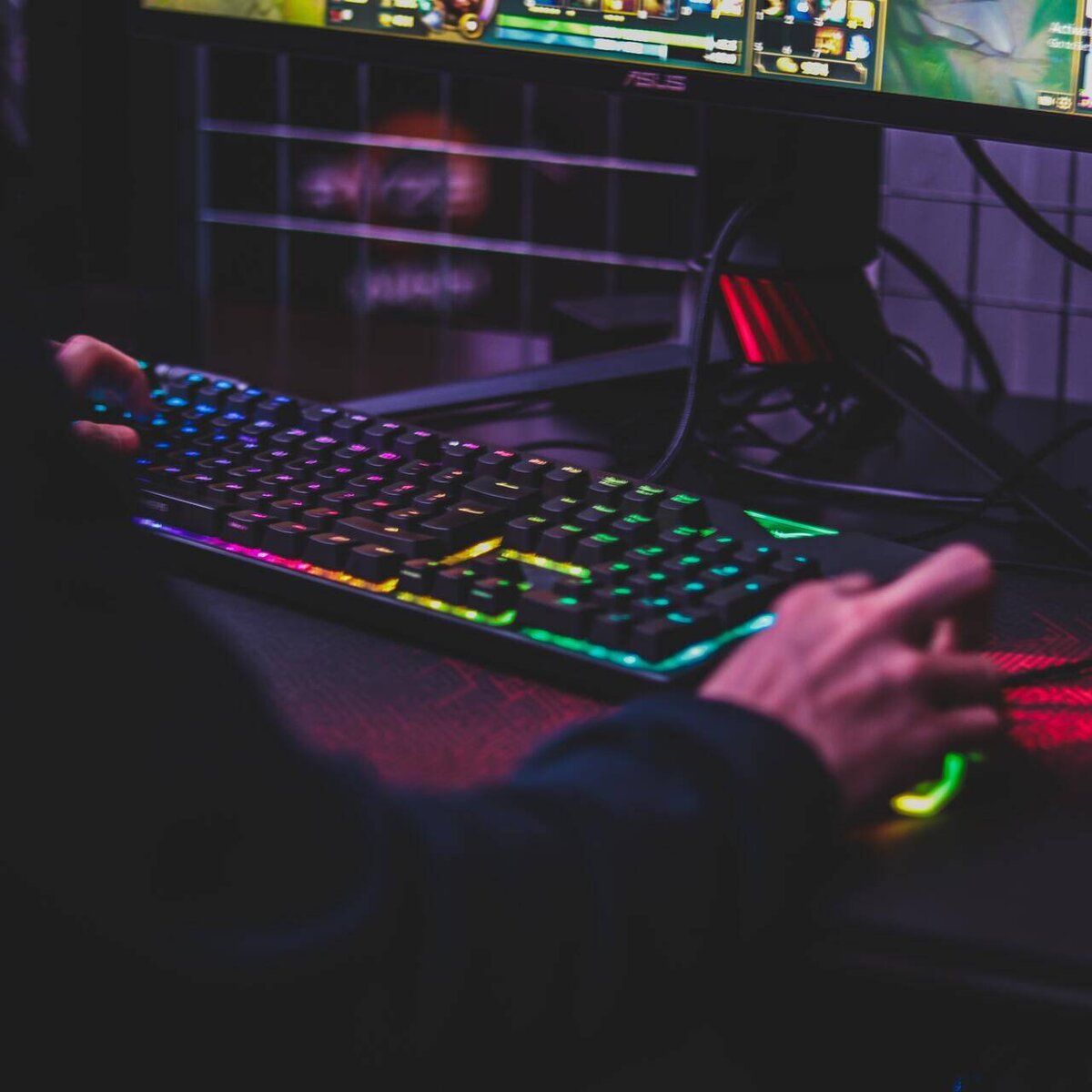 Власти Китая запретят проведение турниров по PlayerUnknown's Battlegrounds в стране. Об этом сообщил портал The Esports Observer со ссылкой на вице-президента киберспортивного комитета Ассоциации по управлению в сфере культуры Китая.Чемпионаты по PUBG попали под запрет, поскольку сама игра по-прежнему не получила одобрения от Национального управления прессы и печати (NPPA). Пока что ситуация коснулась только соревновательной сцены, однако стриминговые платформы уже начали либо полностью закрывать разделы с «королевской битвой», либо переименовывать их.Одобрение NPPA также еще не получили другие киберспортивные дисциплины — Apex Legends и Valorant, однако пока эти игры не подвергались подобным ограничениям. Журналисты The Esports Observer предполагают, что запреты на проведение турниров по PUBG могут быть направлены против сервиса Steam.Ранее власти Китая ограничили время, которое несовершеннолетние могут проводить в играх, до трех часов в неделю — с 20:00 до 21:00 по пятницам, субботам и воскресеньям, а также в выходные дни по случаю государственных праздников. Помимо этого, в стране был введен запрет на ведение прямых трансляций в сети лицами младше 16 лет.