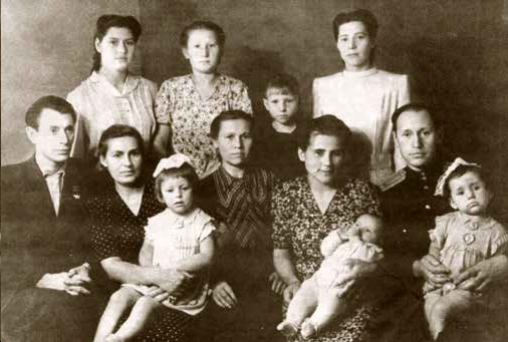 С родственниками. Слева в первом ряду П. М. Машеров