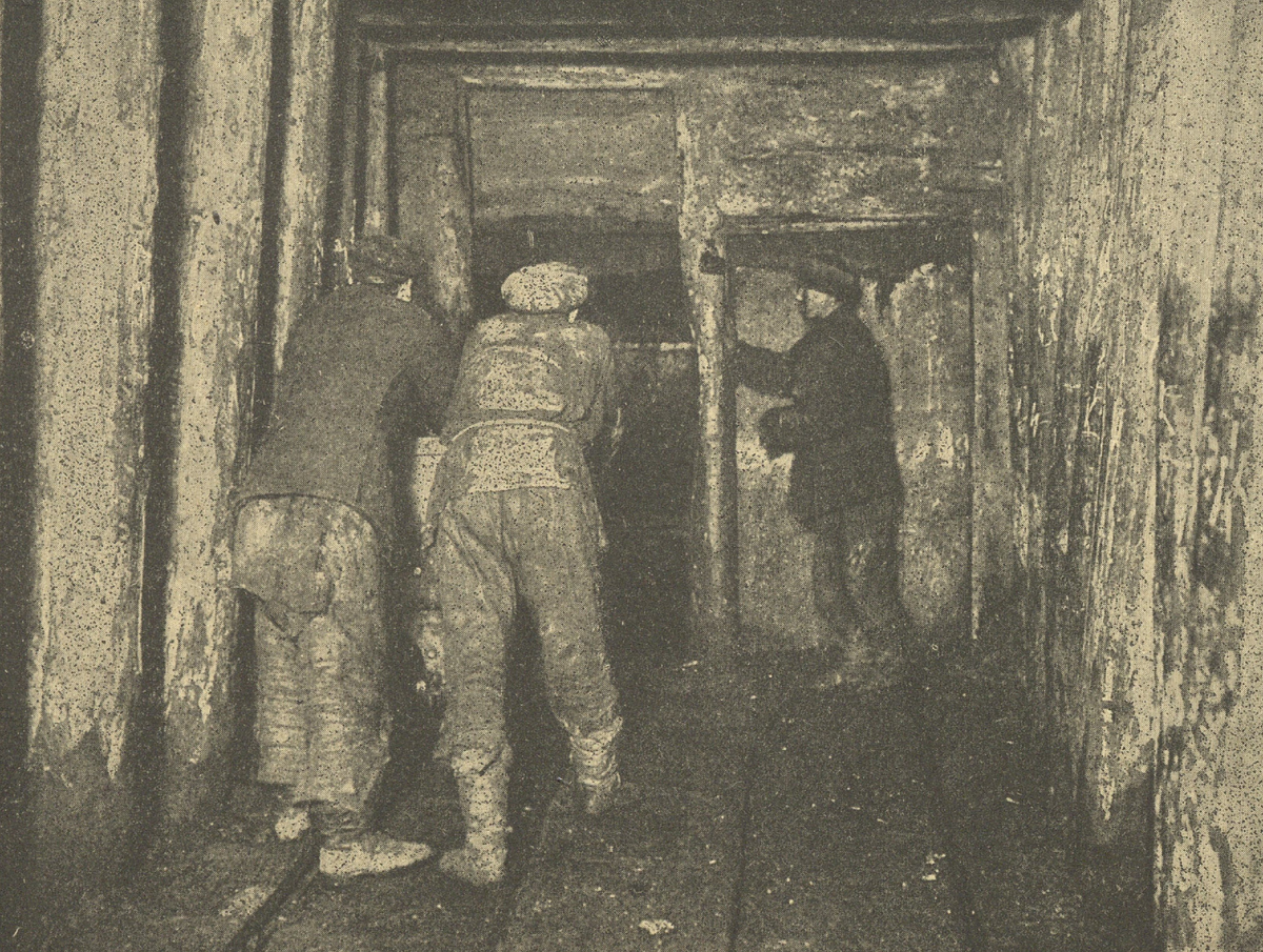Дверной у вентиляционных дверей пропускает вагонщиков с вагонеткой. (Подземный снимок фотографа В. Лосева, город Александровск-Грушевский.)