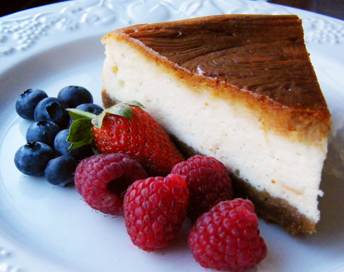 Фото: https://commons.wikimedia.org/wiki/File:Baked_cheesecake_with_raspberries_and_blueberries.jpg